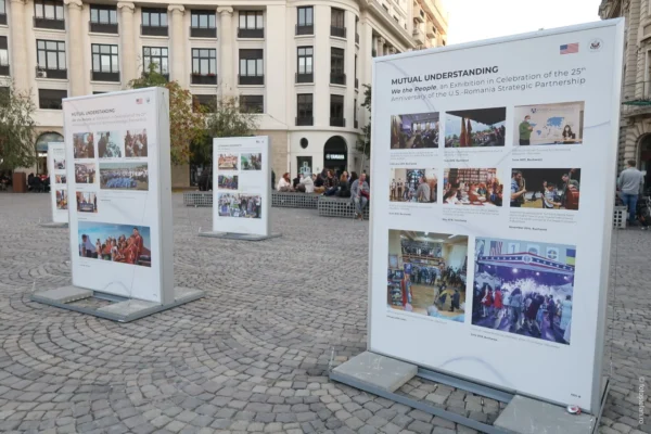 Expoziţia fotografică itinerantă „Noi, Poporul/We the People”, care celebrează aniversarea a 25 de ani de Parteneriat Strategic dintre Statele Unite ale Americii şi România, vernisată la Cluj-Napoca