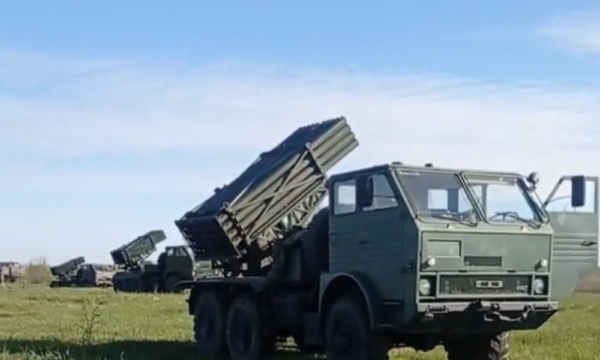 Sistemul românesc de rachete cu lansare multiplă (MLRS) APR-40 filmat în Ucraina. Face ravagii inamicului rus