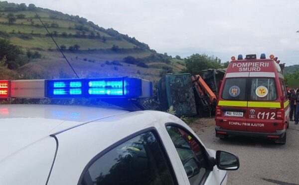 Camion răsturnat la Sâmboieni