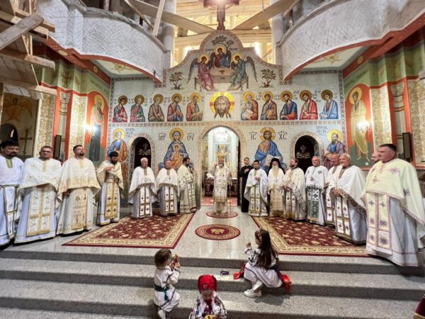 Hramul Parohiei „Sf. Ap. Petru și Pavel” din Cluj-Napoca, prăznuit în prezența Episcopului Ieronim și a mii de credincioși ortodocși