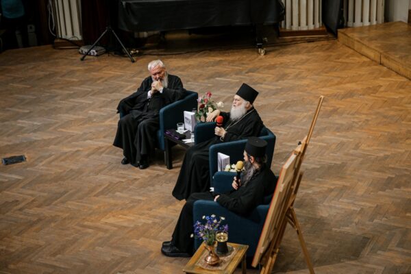 Conferința de Arhim. Efrem Vatopedinul și lansarea cărții „Din «Universitatea Pustiei» – Cuvinte către credincioșii din întreaga lume” la Cluj: „Să-I mulțumim lui Dumnezeu că suntem mădulare ale Bisericii Ortodoxe” (Video)