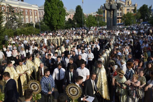 Mii de credincioși clujeni au participat în Duminica Cincizecimii, 4 iunie 2023, la tradiționala Procesiunea de Rusalii. Un succes creștin-ortodox.
