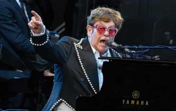 Elton John renunță la reședințele din Statele Unite din cauza noilor legi care discriminează persoanele LGBTQ+. ”Europa de Est este foarte homofobă”