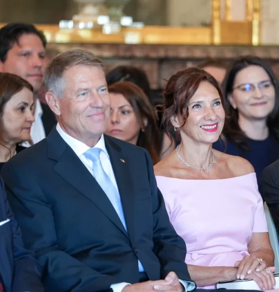 Carmen Iohannis sfidează profesorii: afișarea cu bijuterii care valorează „cât salariul unui profesor pe-un an”