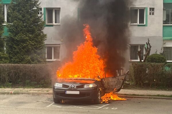 22 de persoane dintr-un bloc din Mărăști au fost evacute după ce o mașină din parcare a luat foc
