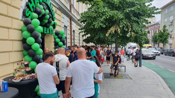Înghesuială la Shaormeria Băneasa. Tinerii clujeni stau la coadă la shaorma (Foto)