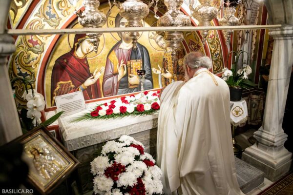 Patriarhul Daniel, despre iubirea vindecătoare a lui Hristos și despre virtuțile Sfântului Ștefan cel Mare: În mod deosebit, se ruga mult. Purta pe câmpul de luptă icoana triptic (…) și Sfânta Cruce