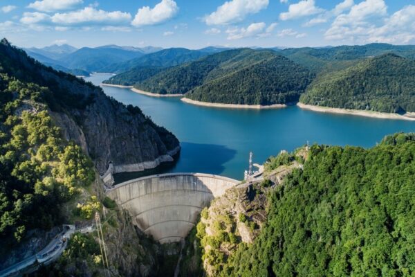 Legea privind refacerea naturii, votată la limită în Parlamentul European, vine cu măsuri drastice împotriva hidroenergiei. Desființare barajelor în UE?