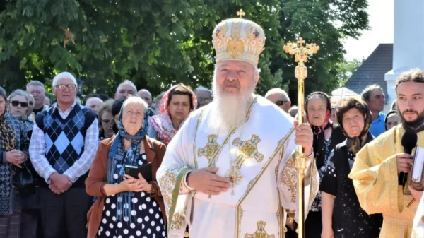 La hramul Catedralei din Huși, Mitropolitul Andrei al Clujului a recomandat „exigența Sfinților Apostoli”: Să ne sfințim viața