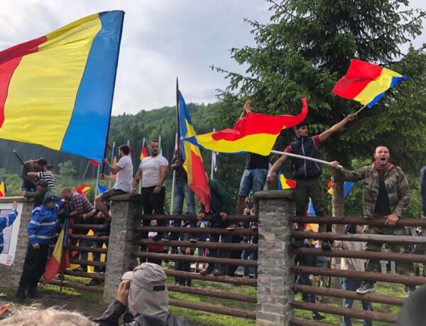 Acord privind Cimitirul Internațional al Eroilor din Valea Uzului. Patrioții români lucrează la cele 150 de cruci care vor fi puse pe 8 iulie