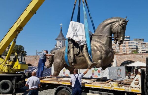 Ultimatum de la Șoșoacă: Reașezați la locurile lor de cinste statuile româneşti!