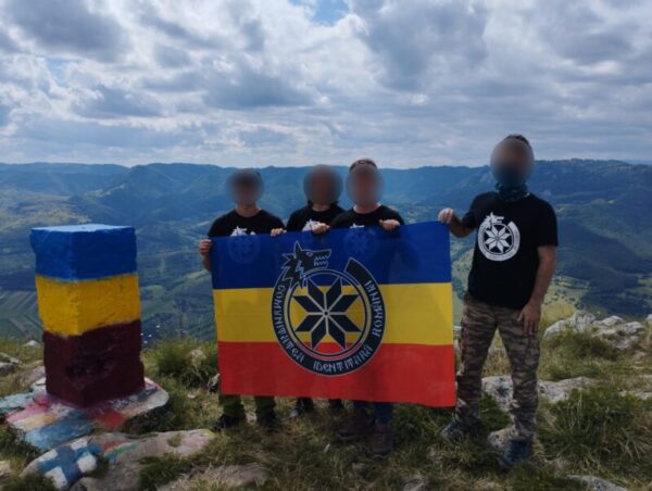 Acțiune de redecorare a bornelor de la Colții Trascăului. În Ardeal doar tricolorul românesc!