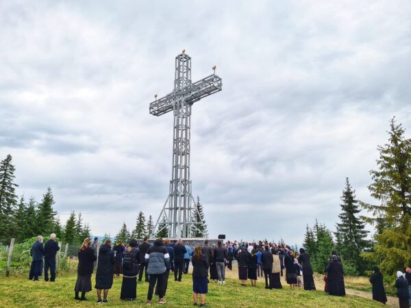FOTO/ Cruce înaltă de 24 m, sfințită la Mănăstirea ”Crucea Iancului” din Mărișel de mitropolitul Clujului