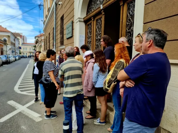 Protest la Muzeul Național de Istorie a Transilvaniei din Cluj-Napoca. Ordonanța lui Ciolacu distruge cultura și administrația română