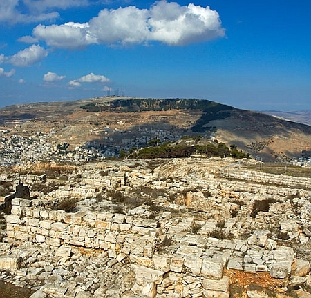 Experții au găsit cea mai veche inscripție a numelui lui Dumnezeu din istorie, pe o ”tăbliță blestemată” de pe muntele Ebal din Cisiordania