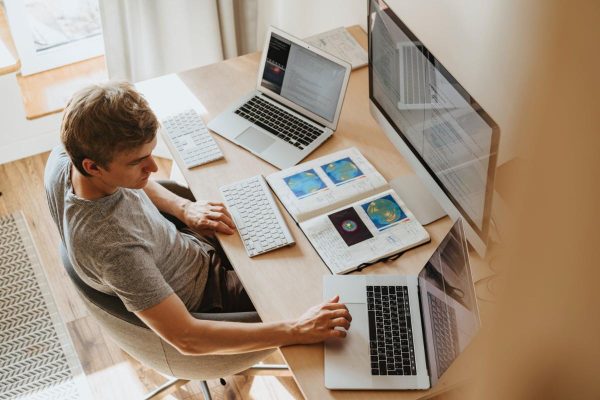 Facultate sau job? Cum să fii un angajator care permite studenților să le facă pe amândouă
