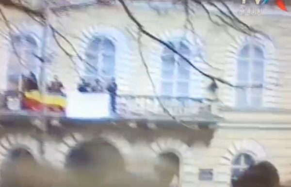 Imagini puțin cunoscute de la balconul vechii Primării clujene din amiaza zilei de 22 decembrie 1989. Vezi cine erau noi lideri ai revoluției (Video)