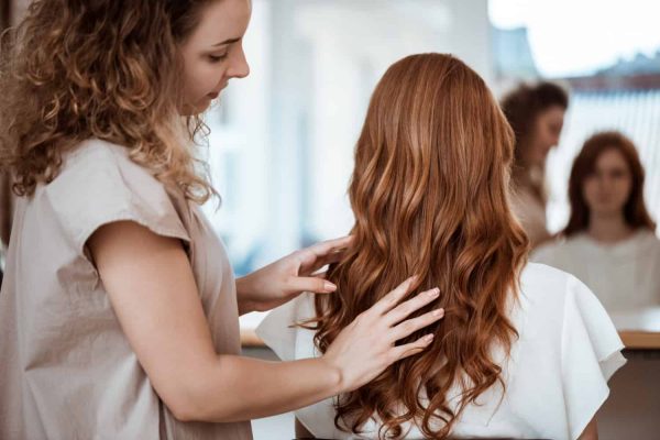 Vrei să devii hairstylist? Iată în ce echipamente trebuie să investești