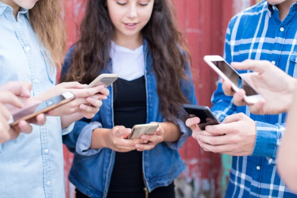 Guvernul spaniol vrea să interzică telefoanele mobile în şcoli, colegii şi licee. În România sunt folosite la clasă