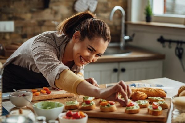 Mese sănătoase și rapide: 5 sfaturi pentru optimizarea spațiului de lucru și economisirea timpului