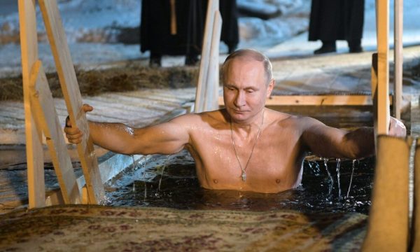  Putin, baie în apă înghețată la 71 de ani de Boboteaza pe rit vechi