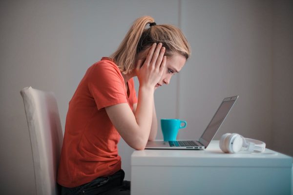 3 Strategii eficiente pentru gestionarea anxietății în mediul profesional