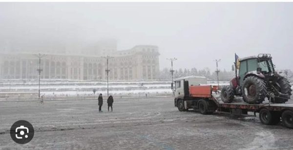 Mitingul lui Șoșoacă: Un tir cu un tractor dezafectat pe platformă și 10 oameni au „ocupat” Piața Constituției!