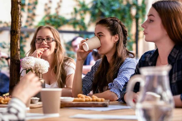 Ce poți să porți atunci când ieși la brunch cu prietenele tale? CINCI idei de ținute potrivite pentru sezonul rece