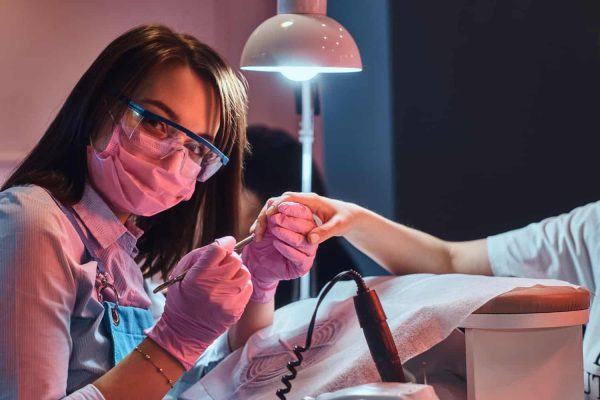 Cu ce să îți dotezi salonul de manichiură dacă vrei să oferi servicii de top în 2024? De la pile de unghii electrice, la cataloage cu idei pentru cliente