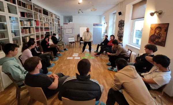 Poliția vieneză susține ateliere de responsabilitate civică la parohiile ortodoxe românești din Austria. Tinerii români sunt model pentru cei austrieci