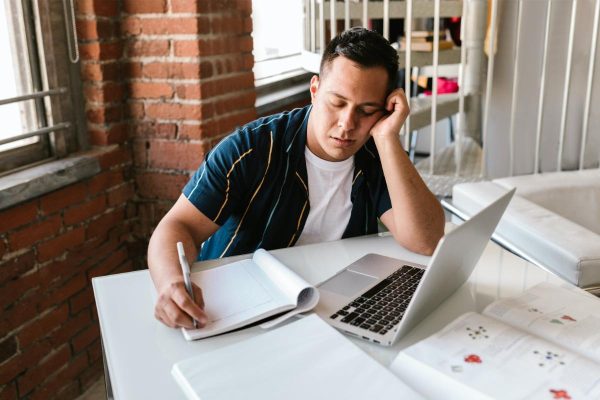 Te confrunți zilnic cu lipsă de energie și cu stare de oboseală? Iată 7 remedii eficiente!