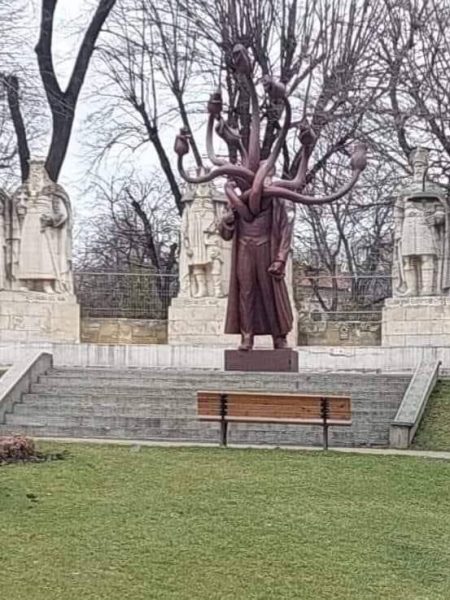 Protest AUR față de amplasarea statuii ”Hidra” la Iași: Prostie sau provocare a limitei în cadrul manifestării Luna Sculptorilor Români?