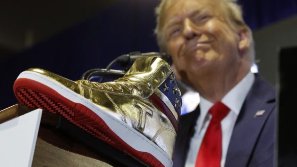 Pnatofii Donald Trump au succes colosal. Pentru „adevărații patrioți”. Face bani Trump din suveranism