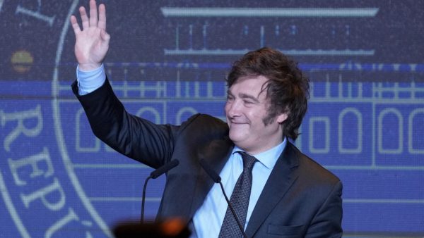 Populistul președinte argentinian Javier Millay și-a crescut salariu, în ciuda măsurilor de austeritate. Una vorbește alta face