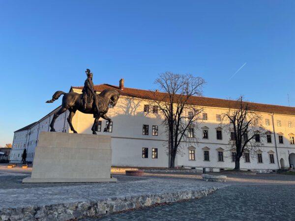 Reportaj: Statuile Ungariei ridicate de administrația Ilie Bolojan la Oradea