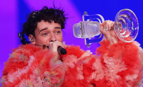 Nemo a făcut țăndări trofeul: Câştigătorul Eurovision a spart premiul fragil la scurt timp după ce i-a fost înmânat – VIDEO