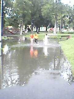 Parcul poligon din com. Florești s-a transformat în lac spre deliciul copiilor