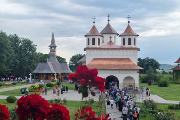 Hramul Mănăstirii Bobota și sfințirea bisericii așezămânului monahal. Mitropolitul Andrei alături de sălăjenii din satul lui Coposu
