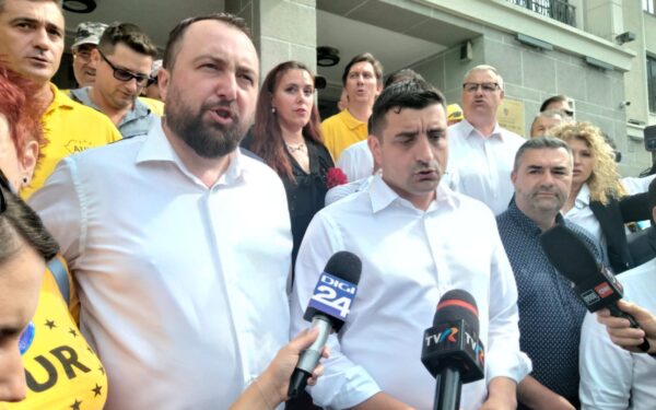 Protest AUR în faţa Casei de Cultură a Studenţilor din Cluj-Napoca, locul unde urma să aibă loc o conferinţă PSD, cu premierul Ciolacu: ”Jos PSD”, ”Dîncu, afară!”