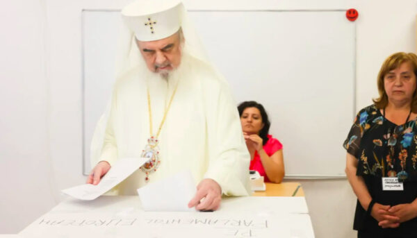 Patriarhul Daniel a votat:  celor prezenți în secția în care a votat le-a oferit iconițe ortodoxe