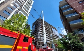 Incendiu la un bloc din Cluj-Napoca. Locatarii fug de foc