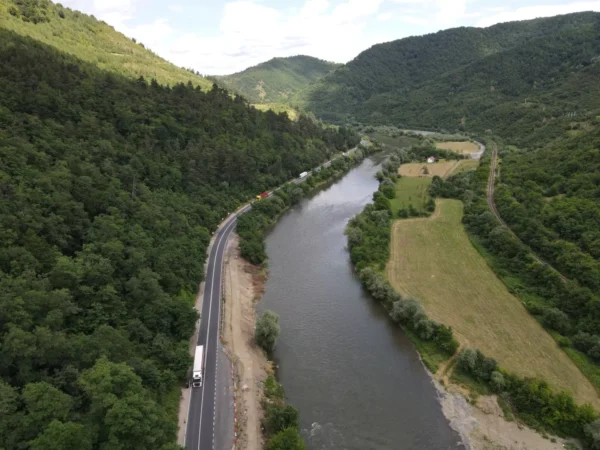Circulația rutieră pe DN7, Valea Oltului, a fost închisă ca-n comunsim. Vezi rutele ocolitoare