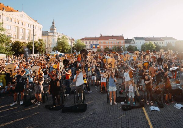 VIDEO/ Serenadă de vis la Cluj-Napoca. 500 de chitariști au făcut spectacol în Piața Unirii