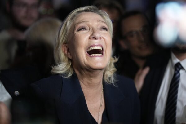 Extrema dreaptă utila! Marine Le Pen sprijină guvernul globalist propus de Macron