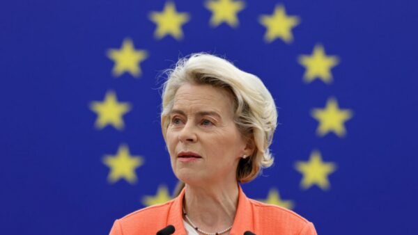Ursula von der Leyen realeasă în fruntea Comisiei Europene. Europarlamentarii români ca panseluțele. Șoșoacă protestat-circ