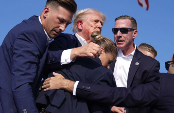 Donald Trump a fost împușcat – a fost evacuat în timp ce sângera, după multiple focuri de armă. Nepot de congresmen rănit în gât (Video)