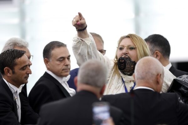  Diana Șoșoacă dată afară din Parlamentul European. Huiduită de restul europarlamentarilor. Femeia-bărbat are curaj: Unde este suveranitatea noastră?