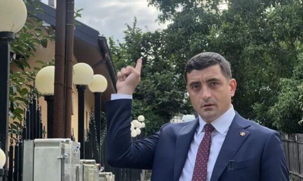 George Simion, a mers acasă la şeful PNL Iaşi, Alexandru Muraru, după ce acesta a făcut plângere la procuror. A filmat imensa vilă a deputatului