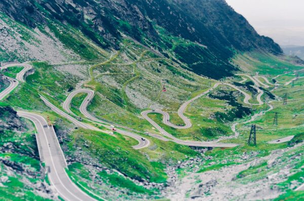 De ce să alegi închirierea unei mașini pentru vacanța ta în România