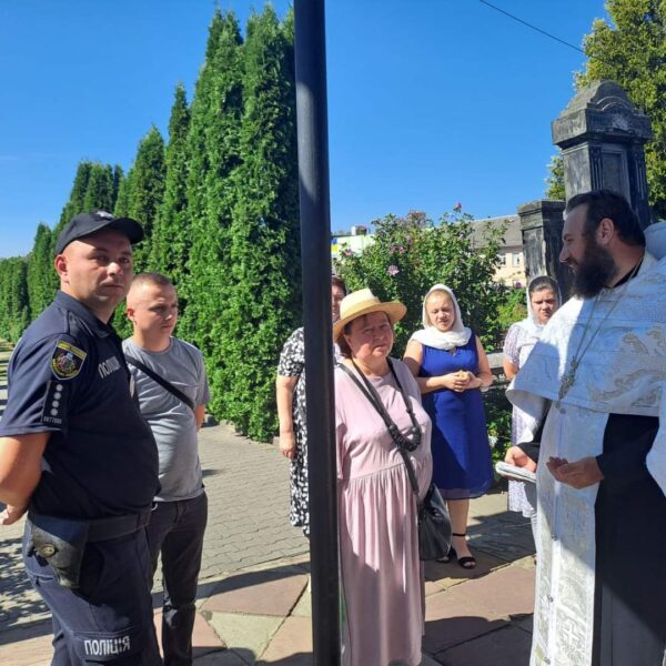 Rugăciuni sub cerul liber lângă Capela Mitropolitană din Cernăuți, sigilată de autorități. Poliția ucraineană a intervenit la fața locului